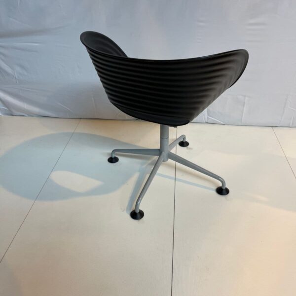 Chaise arrondie noire – Image 2