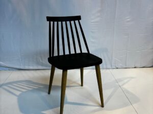 Chaise noire et bois