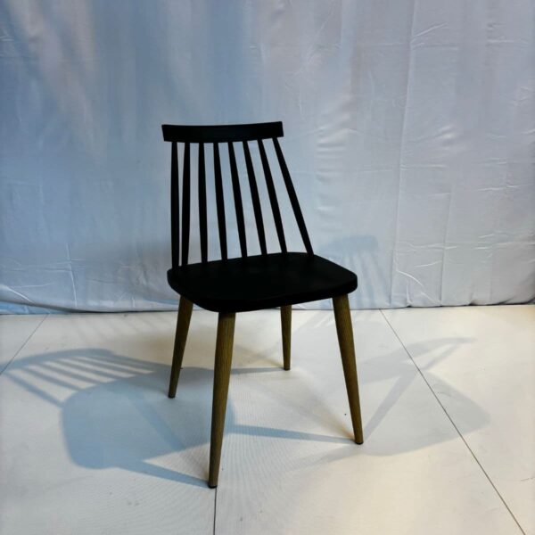 Chaise noire et bois