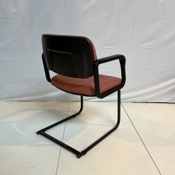 Chaise visiteur avec accoudoirs – Image 4
