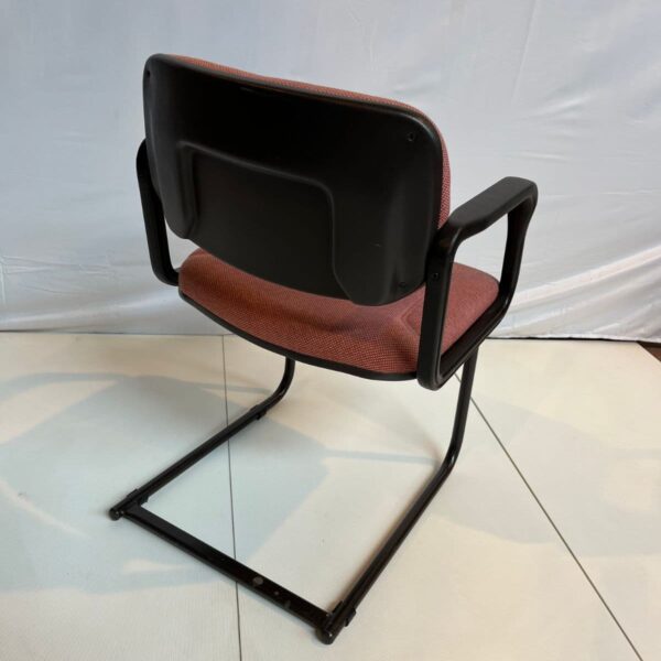 Chaise visiteur avec accoudoirs – Image 3