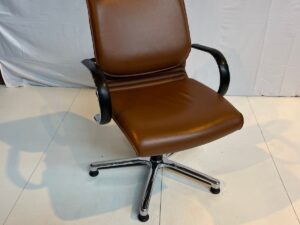 Siège visiteur en cuir marron