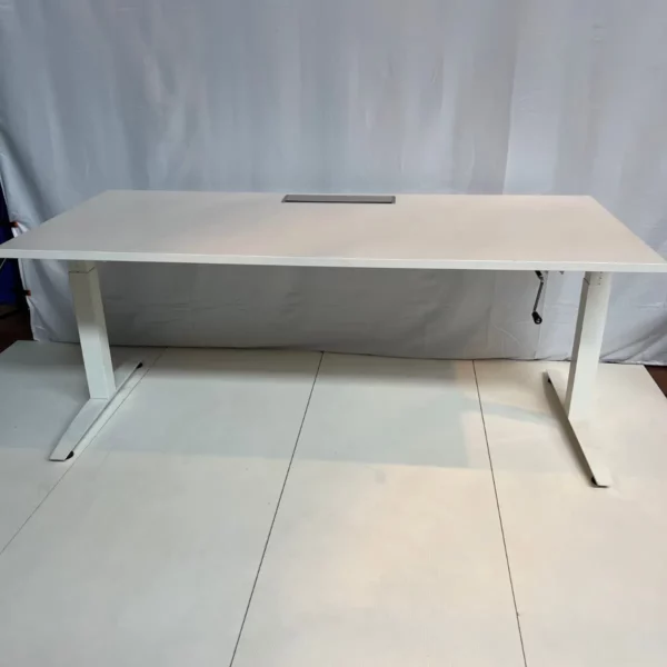 Bureau blanc réglable en hauteur