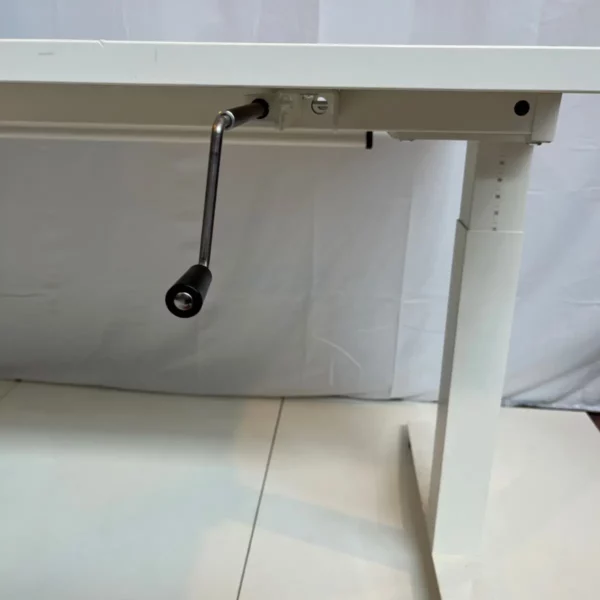 Bureau blanc réglable en hauteur – Image 3