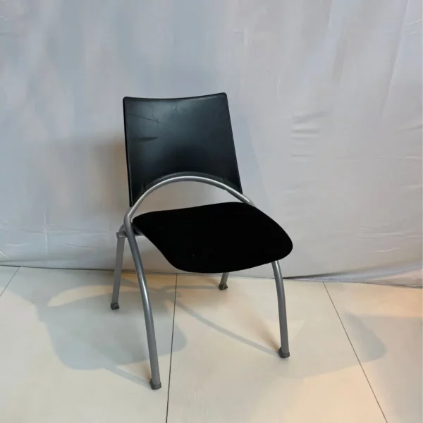 Chaise noire WAP