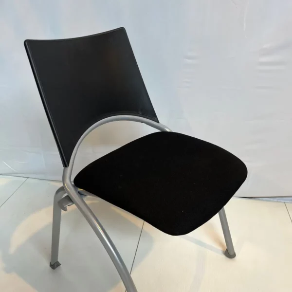 Chaise noire WAP – Image 2