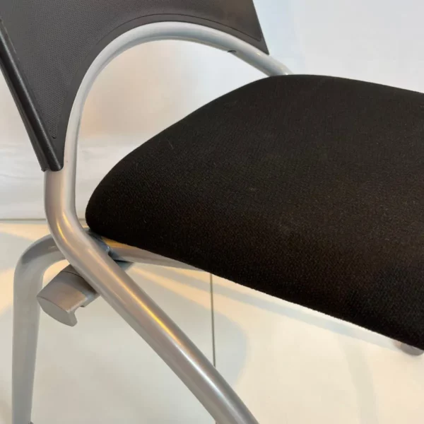 Chaise noire WAP – Image 3