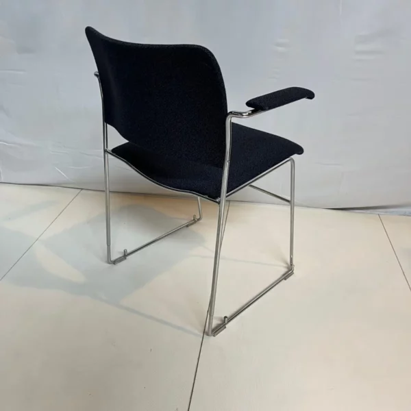 Chaise visiteur bleue avec accoudoirs HOWE – Image 3