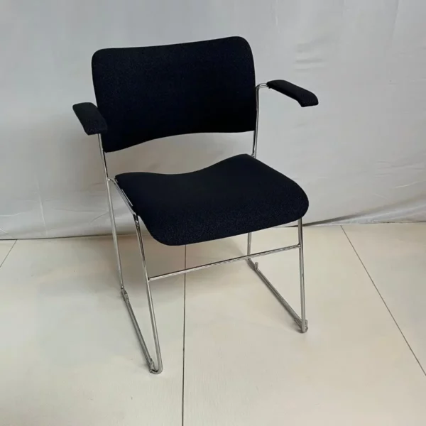 Chaise visiteur bleue avec accoudoirs HOWE – Image 2