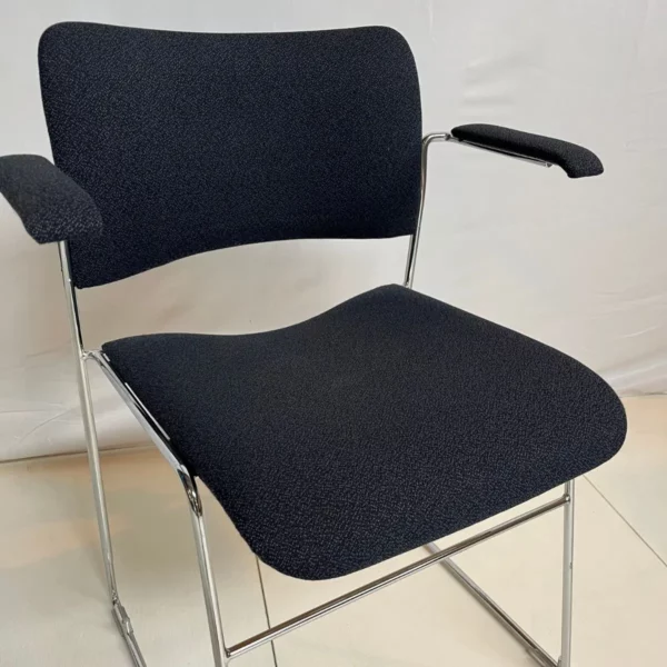 Chaise visiteur bleue avec accoudoirs HOWE