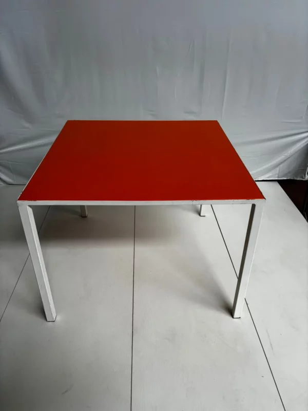Table carré orange/rouge – Image 2