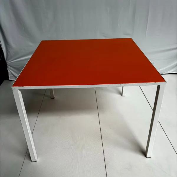 Table carré orange/rouge