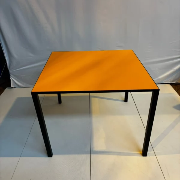 Table carré orange 100 x 100 cm
