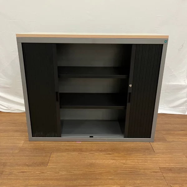 armoire mi-haute grise et bois
