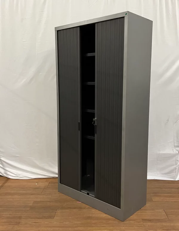 armoire haute grise rideau