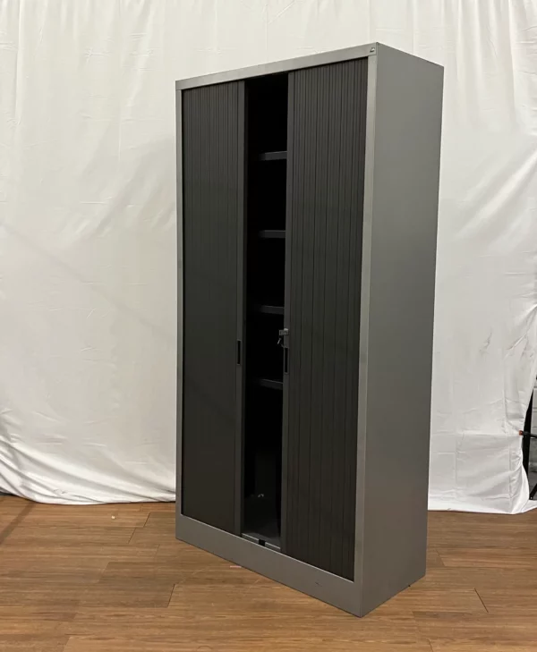 armoire haute grise rideau