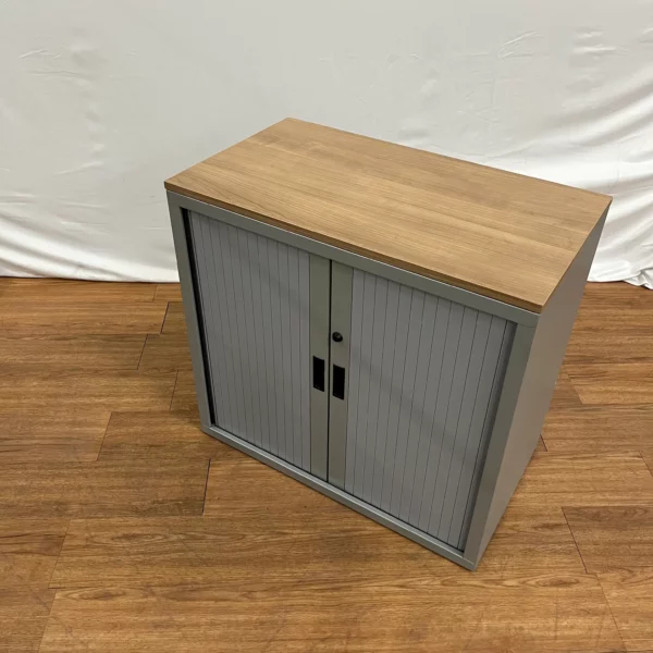 armoire mi-haute grise et bois