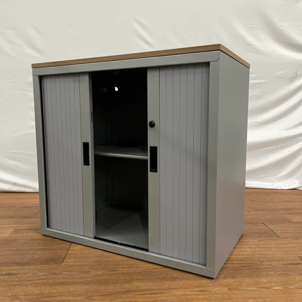 armoire mi-haute grise et bois