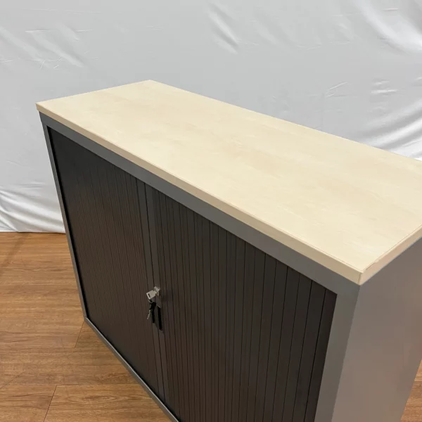 armoire mi-haute grise et bois